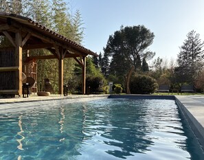 A swimming pool with a wooden pergola, chairs, and a gazebo. - Mas D'auseu (Plan-d'Orgon)
