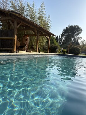 Piscina externa, espreguiçadeiras