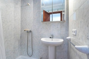 Douche, sĂšche-cheveux, bidet, serviettes fournies