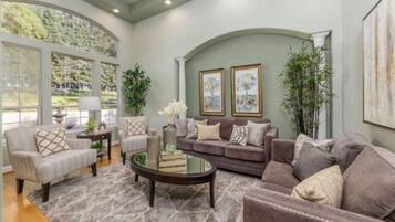 Una Smart TV, una chimenea