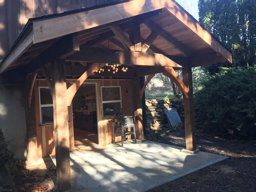 Cozy Retreat near Dog Mountain