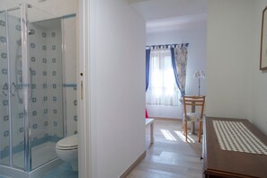 Dusche, Haartrockner, Bidet, Handtücher