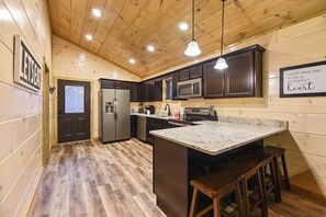 Een magnetron, een oven, een kookplaat, een vaatwasser