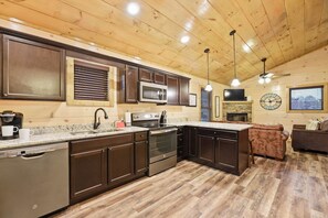 Een magnetron, een oven, een kookplaat, een vaatwasser