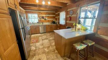 Refrigerador, parrilla de estufa y cafetera y tetera