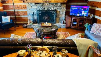 Televisión, chimenea, libros y oficina