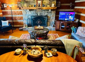 TV, fireplace, books, offices - Writers Cabin 4BR - opt Hot Tub/Hiking Trails (Franklin)