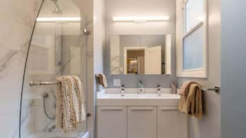 Bañera con ducha, secador de pelo, toallas