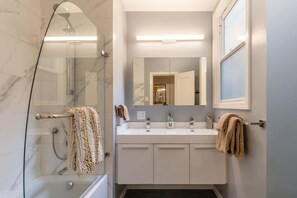 Combined shower/tub, hair dryer, towels