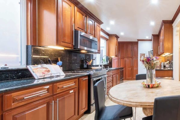 Køleskab, mikrobølgeovn, ovn, kogeplade