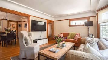 Televisión, chimenea, libros, oficina