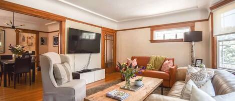 تلفزيون، مدفأة، كُتُب، مكتب