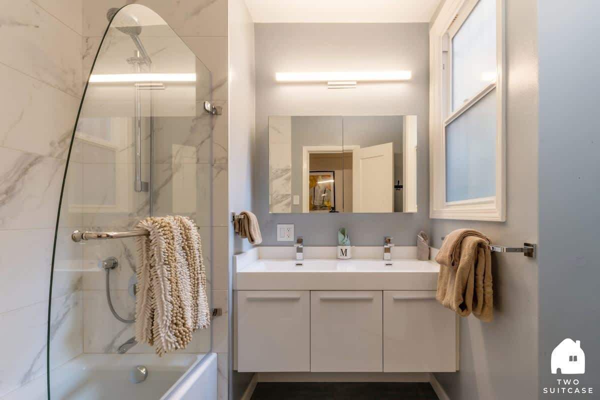 Combined shower/bathtub, hair dryer, towels, shampoo