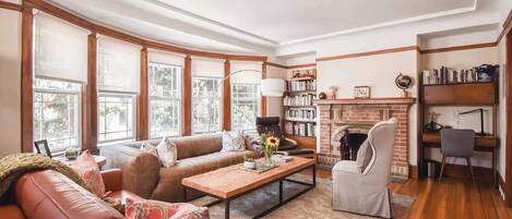 Televisión, chimenea, libros, oficina