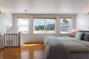 4 bedrooms, desk, iron/ironing board, travel crib