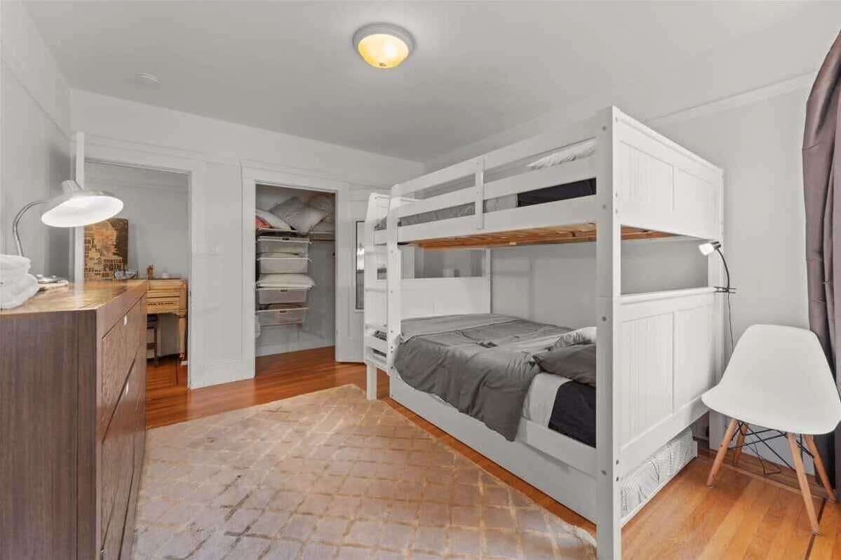 4 habitaciones, escritorio y tabla de planchar con plancha 