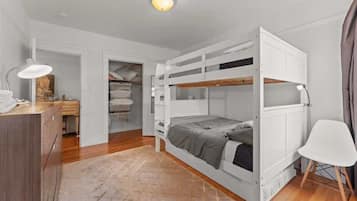 4 habitaciones, escritorio y tabla de planchar con plancha