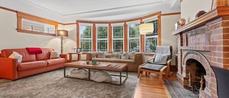 Una televisión, una chimenea, libros, una oficina