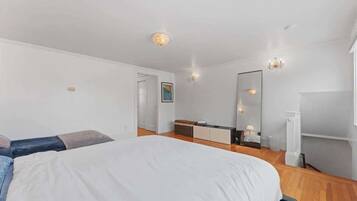 4 bedrooms, desk, iron/ironing board, travel crib