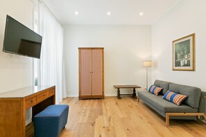 Living area - GuestHost - Elegant Don Giovanni flat of 60 sqm, for 4 people, located on the 5th floor of a historic building in Via Principe di Belmonte: NotHotel, a luxury Guest House, equipped with every comfort. Once inside you will be greeted by an elegant environ (Palermo)