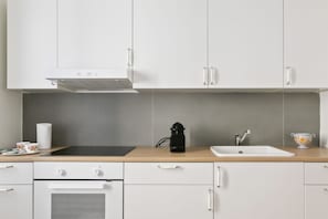 Four, plaque de cuisson, cafetière/bouilloire