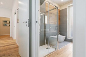 Shower, hair dryer, bidet - GuestHost - Elegant Don Giovanni flat of 60 sqm, for 4 people, located on the 5th floor of a historic building in Via Principe di Belmonte: NotHotel, a luxury Guest House, equipped with every comfort. Once inside you will be greeted by an elegant environ (Palermo)