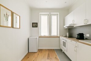Oven, stovetop, coffee/tea maker, toaster - GuestHost - Elegant Don Giovanni flat of 60 sqm, for 4 people, located on the 5th floor of a historic building in Via Principe di Belmonte: NotHotel, a luxury Guest House, equipped with every comfort. Once inside you will be greeted by an elegant environ (Palermo)