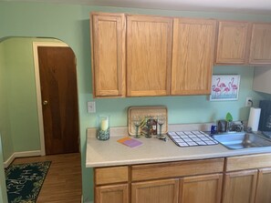 Een koelkast, een microgolfoven, een oven, een kookplaat