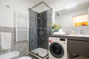 Dusche, Haartrockner, Bidet, Handtücher