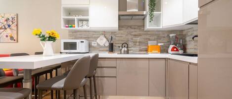 Réfrigérateur, micro-ondes, plaque de cuisson