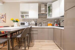 Kühlschrank, Mikrowelle, Herdplatte