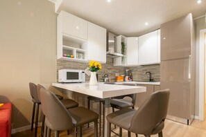 Fridge, microwave, stovetop