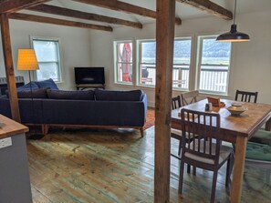 Smart TV, books, stereo, offices