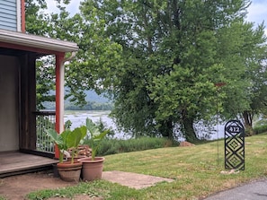 Ein Haus mit Veranda, Topfpflanzen und der Hausnummer 412.