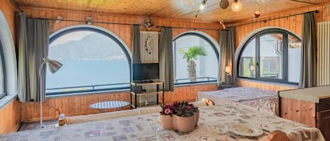 1 bedroom, travel cot, bed sheets