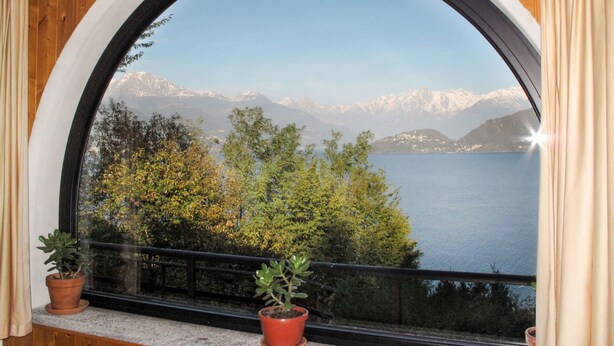 A window with a view of a lake and mountains. - Wonderful private villa for 2 guests with TV, patio and pets allowed (Belmonte)