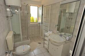 Douche, séchoir à cheveux, serviettes fournies