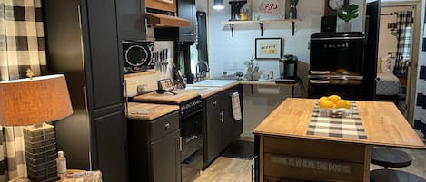 Frigorífico, microondas, horno y placa de cocina