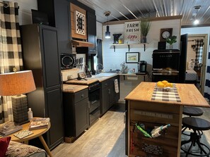 Een koelkast, een microgolfoven, een oven, een kookplaat
