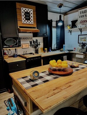 Fridge, microwave, oven, stovetop - Coco's Cabin #3, Where pets stay free (Goodlettsville)