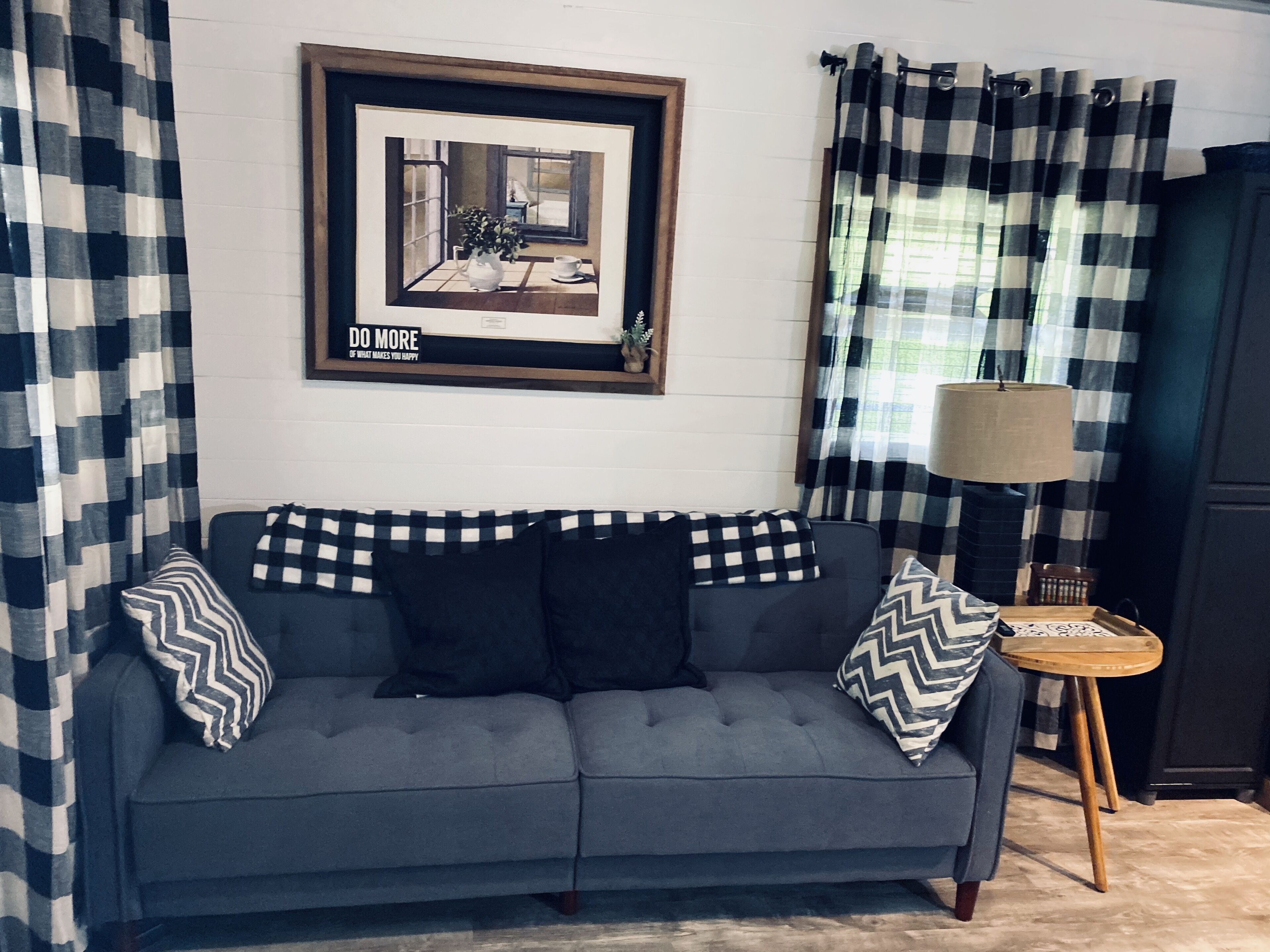 Älytelevisio, takka, kirjoja