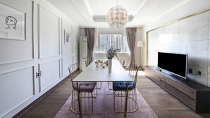 A modern dining room with a long table, chairs, and a chandelier. - Hotel HYGGELIG - Hostel (Busan)