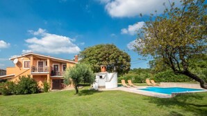 A two-story house with a swimming pool, a covered outdoor area, and a well-maintained lawn. - Apartment Iva by Interhome (Pula/Krnica)