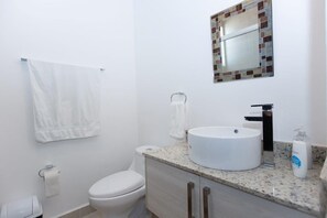 Shower, hair dryer, towels, soap - House in Riviera Maya (Playa del Carmen)