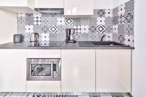 Réfrigérateur, micro-ondes, plaque de cuisson, cafetière/bouilloire