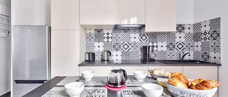 Fridge, microwave, stovetop, coffee/tea maker