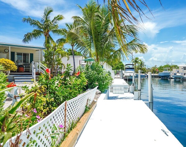 Property grounds - Breeze On Inn 2-bedroom, 2-bath mobile home in Grassy Key with dockage (Marathon)