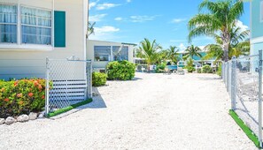 Terrace/patio - Breeze On Inn 2-bedroom, 2-bath mobile home in Grassy Key with dockage (Marathon)