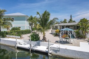 Terrace/patio - Breeze On Inn 2-bedroom, 2-bath mobile home in Grassy Key with dockage (Marathon)
