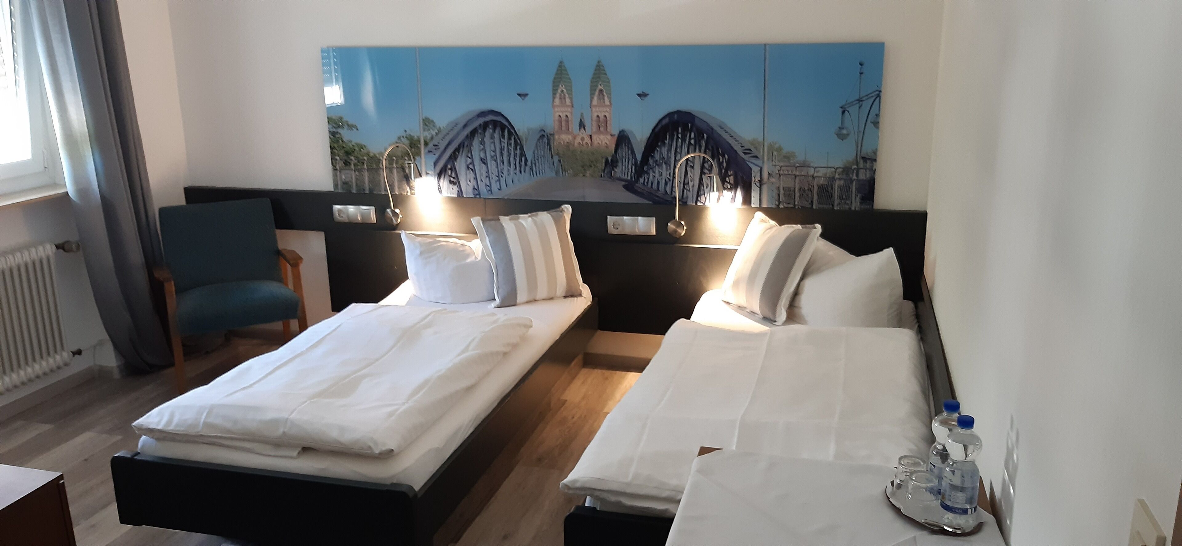 Zweibettzimmer mit Dusche und WC-Beispiel: Doppelzimmer, auch als Einzelzimmer buchbar